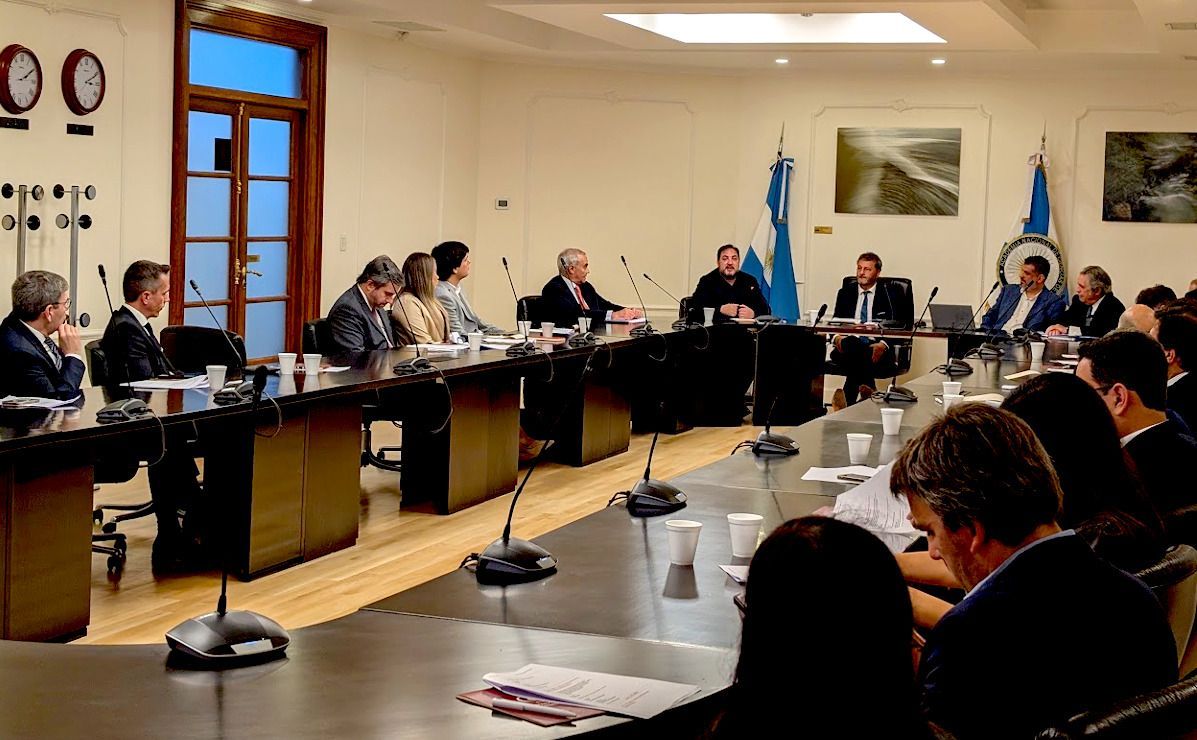 Ezequiel Tosco disertó sobre Inteligencia Artificial y Convenios Colectivos en la Cámara de Sociedades